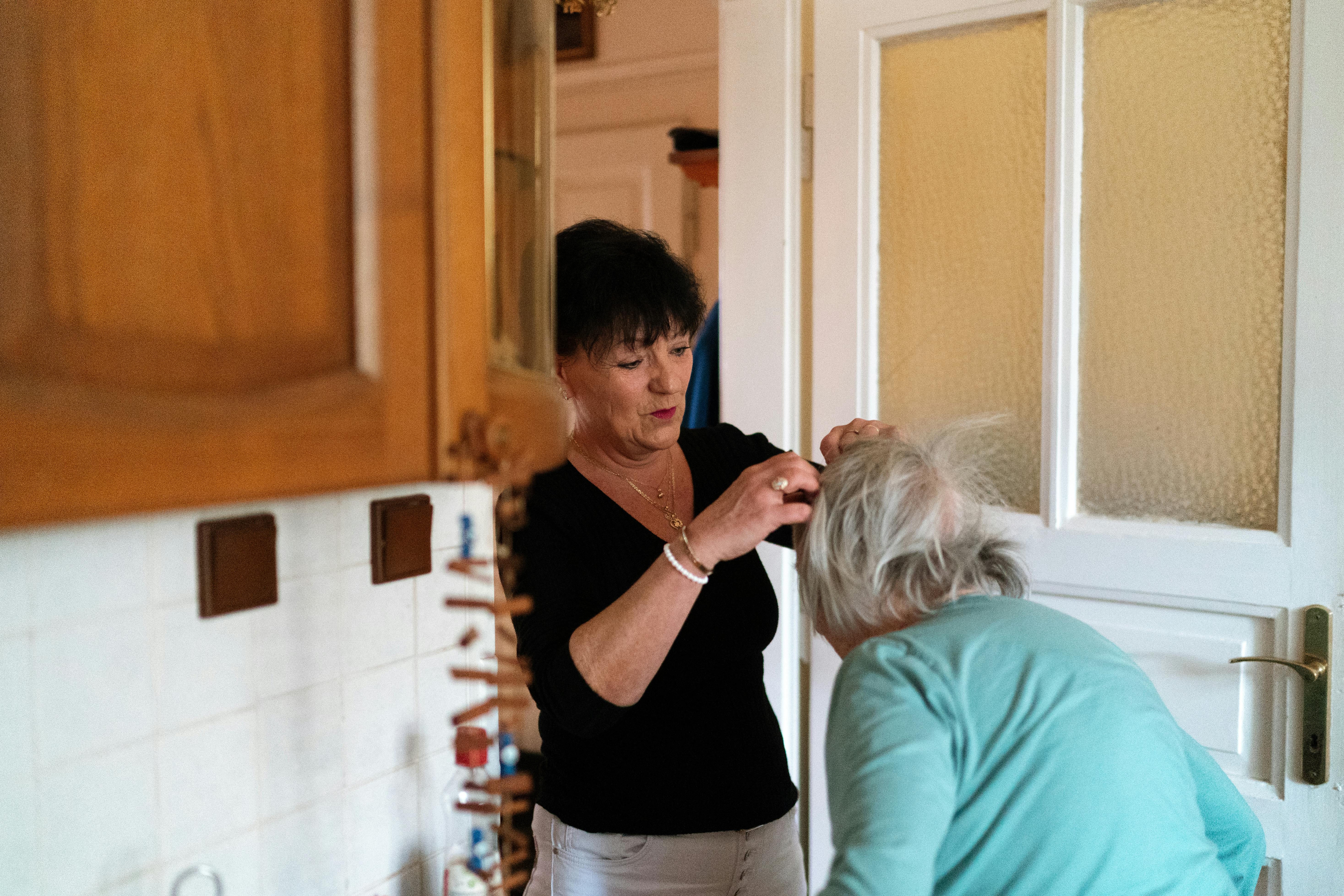 Zorgprofessional biedt persoonlijke aandacht aan een oudere cliënt